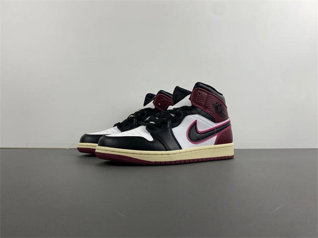 RelaxedFit AIR JORDAN 1 MID  FQ7818- 3653