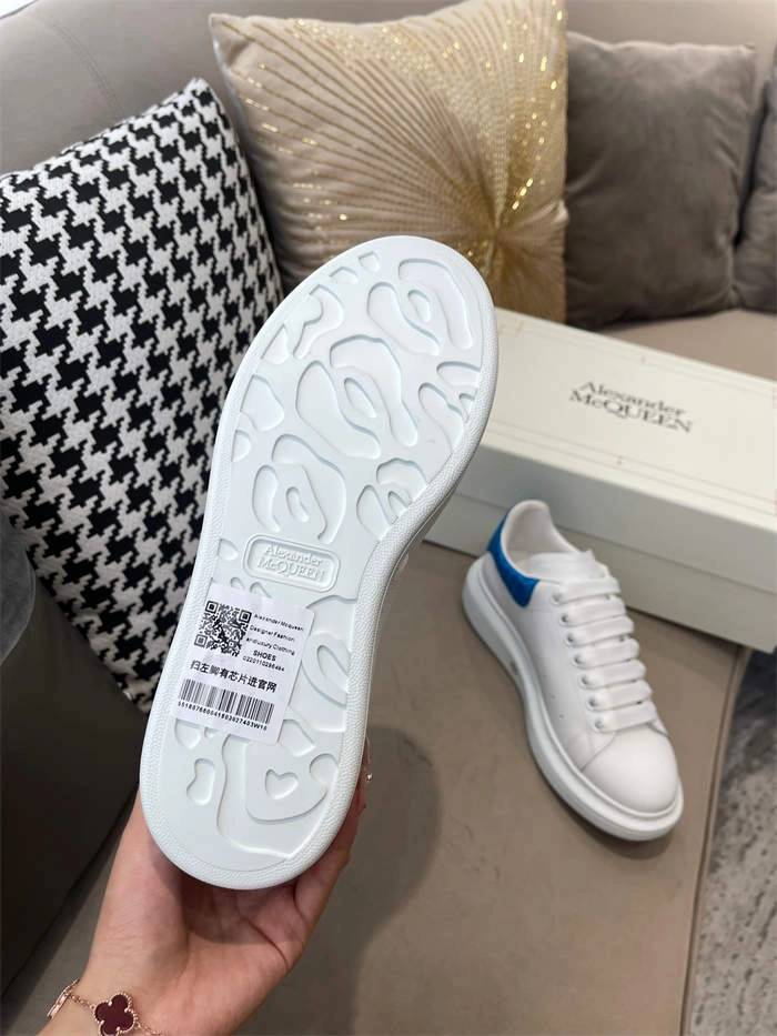 Minimalist Mc Queen 2522