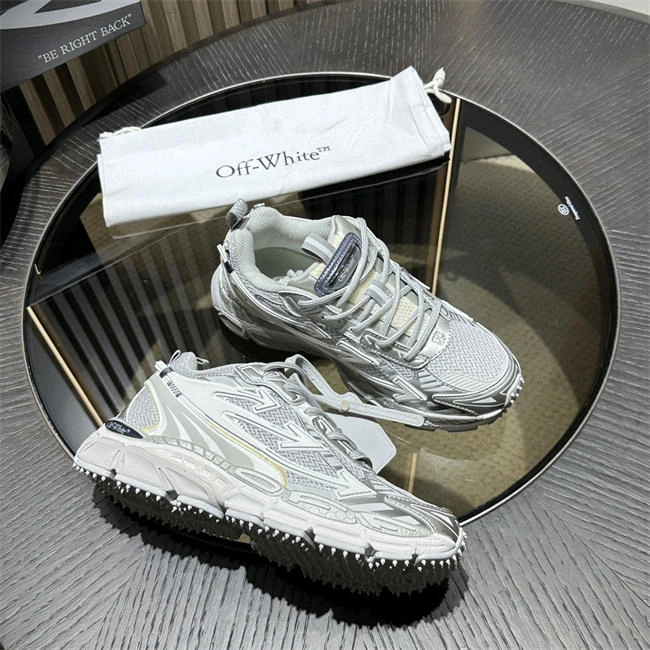Elegant Off-White Sneaker 3099